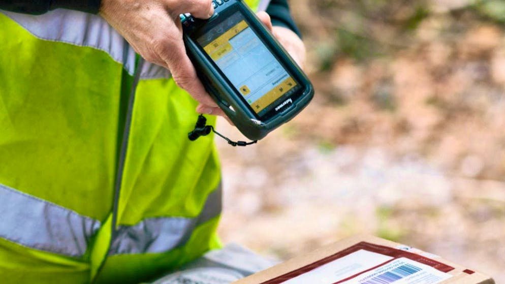 A woman accepts a parcel for neighbors in Zofingen, but keeps the contents for herself.