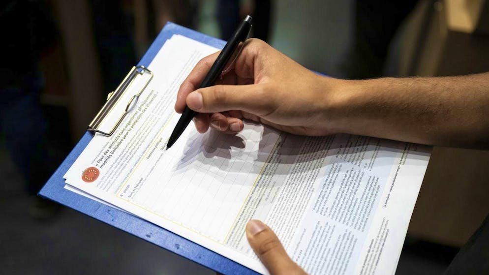 The scandal surrounding forged signatures for popular initiatives is shaking Switzerland.