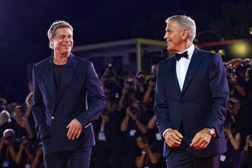 Brad Pitt présente sa nouvelle petite amie Ines de Ramon au Festival du Film de Venise. Ils sont meilleurs amis : George Clooney (à droite) et Brad Pitt (à gauche) étaient de bonne humeur sur le tapis rouge à Venise.