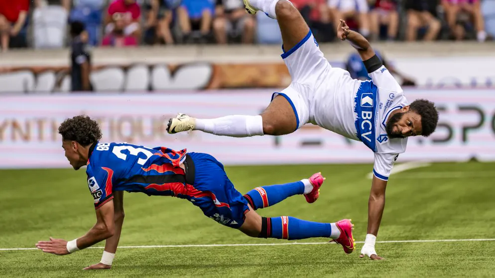 Ein besseres Foto von Roméo Beney im neuen FCB-Trikot können die Bildagenturen nicht liefern – weil Beney in dieser Saison bislang kaum zum Einsatz kam. Zum Saisonauftakt stand der 19-Jährige noch in der Startelf, an den letzten beiden Spieltagen war er nicht mal mehr im Kader.
