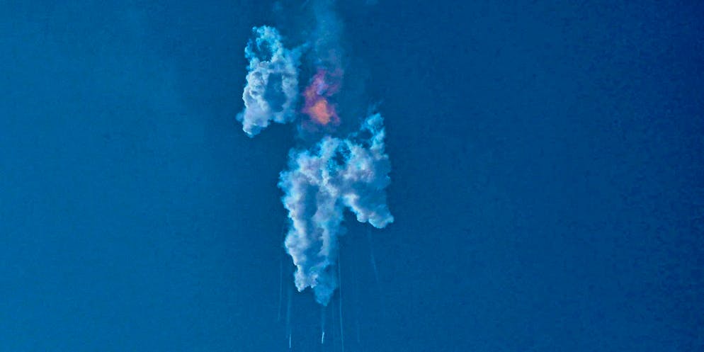 SpaceX rocket tore hole in upper atmosphere during explosion - Gallery. Explosions occurred during the first launch of the largest rocket system ever built in the history of space travel.