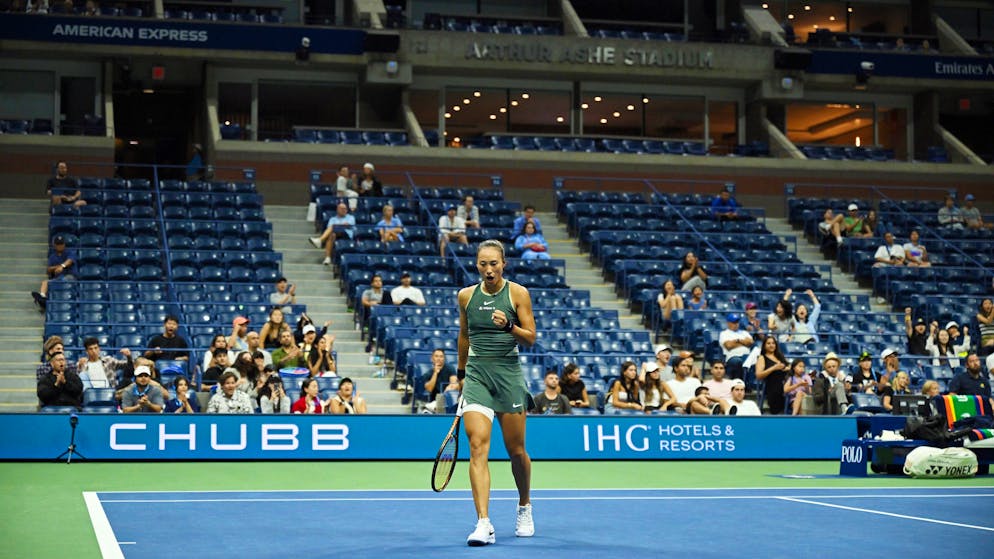 Zheng Qinwen a remporté son match à 2h15 du matin devant des tribunes peu garnies.