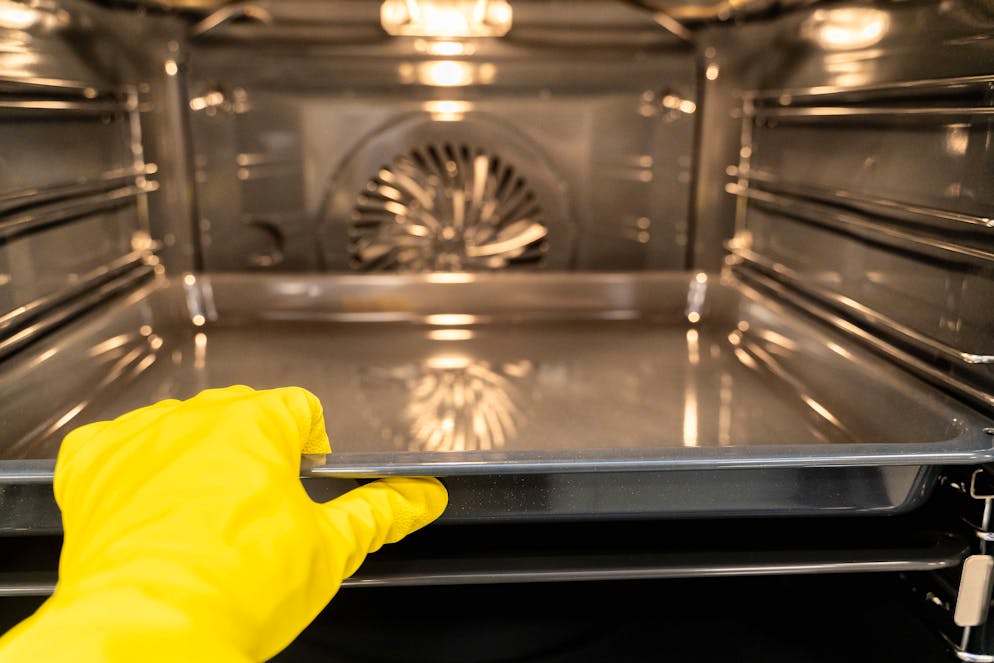 Beim Backofen-Reinigen gilt es einige Dinge zu beachten. (Archivbild)