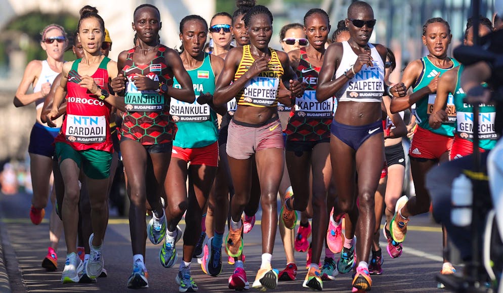  Rebecca Cheptegei al centro con la canotta giallonera 
