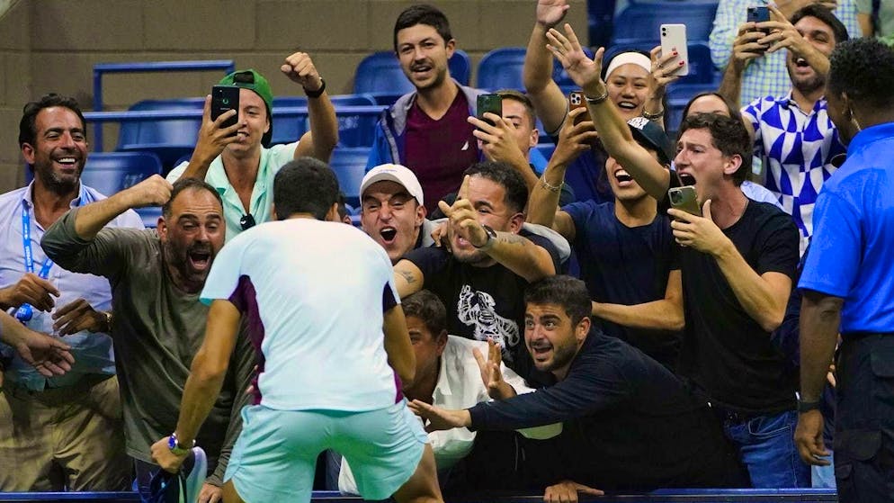 US Open 2022: Carlos Alcaraz celebrates his victory against Jannik Sinner shortly before 3 a.m.