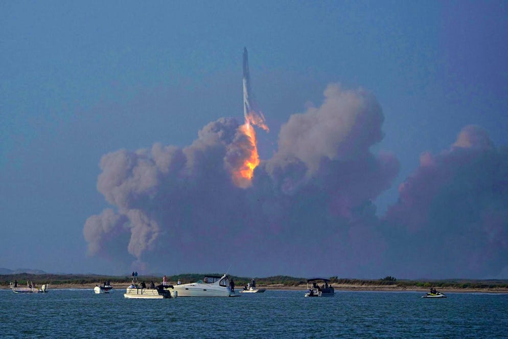 SpaceX rocket tore hole in upper atmosphere during explosion - Gallery. A big rocket launch doesn't just have a huge impact on people. It also changes the atmosphere.