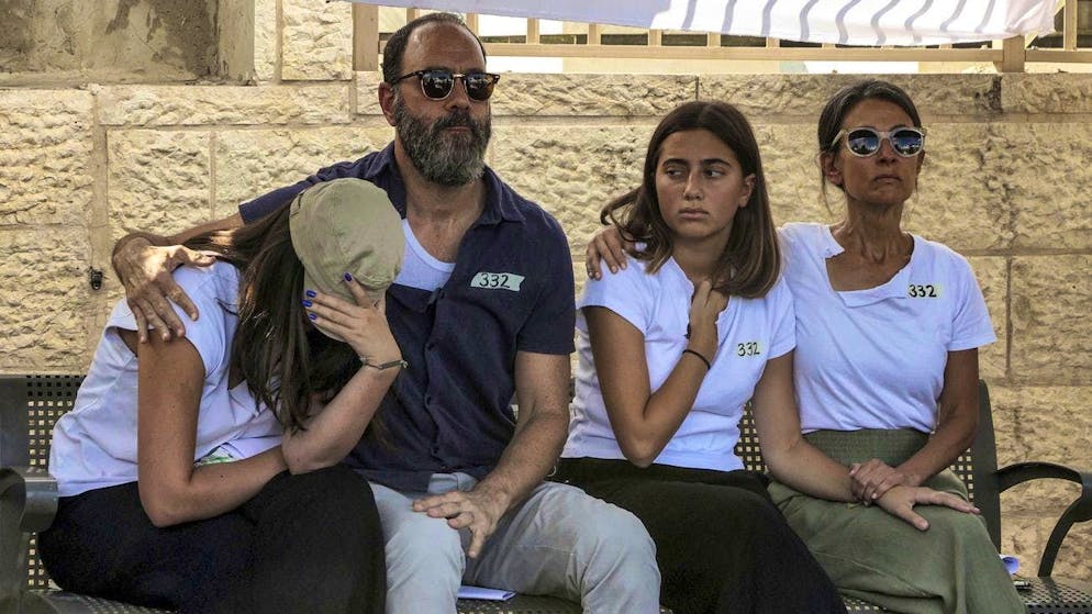 Jonathan Polin and Rachel Goldberg (r.), the parents of hostage Hersh Goldberg-Polin, who was killed by Hamas - with his sisters at the funeral in Jerusalem on Monday.