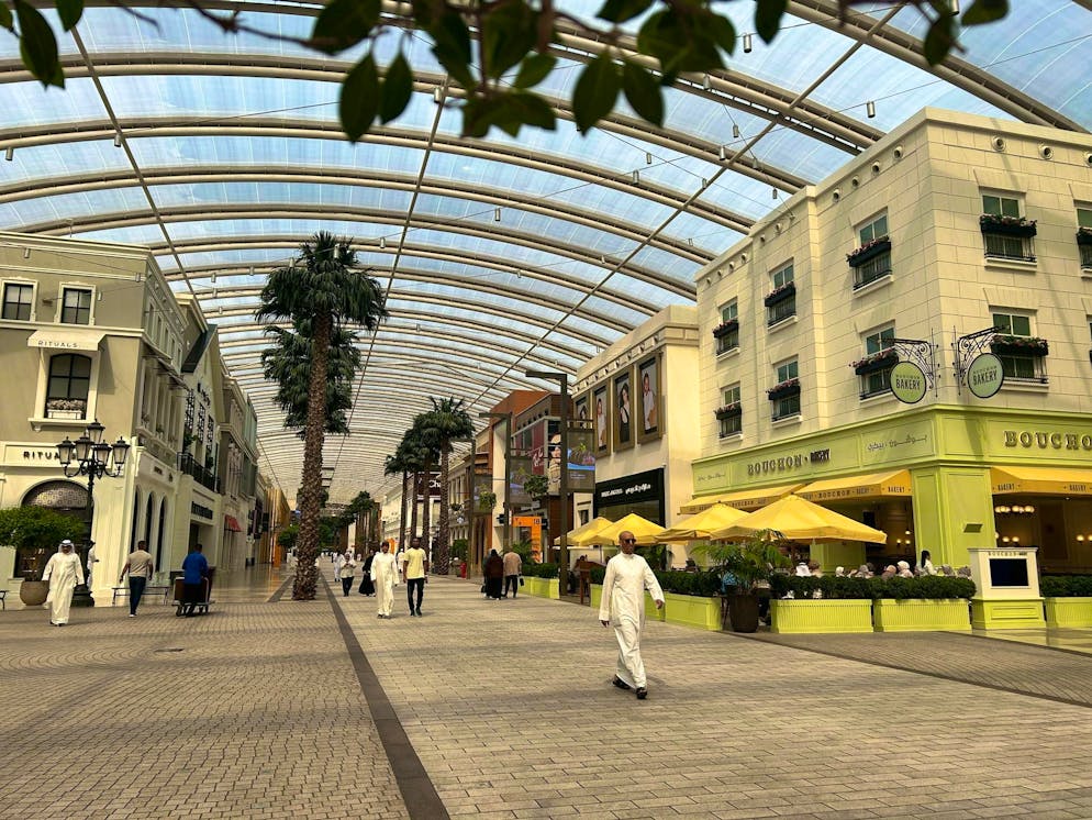 Caldo in Kuwait: quando la vita all'aperto scompare. I centri commerciali invitano a fare una passeggiata nel clima fresco.