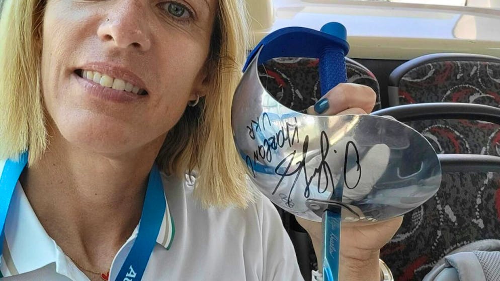 La ticinese Anna Volz con la sciabola della schermitrice ucraina Olga Kharlan.