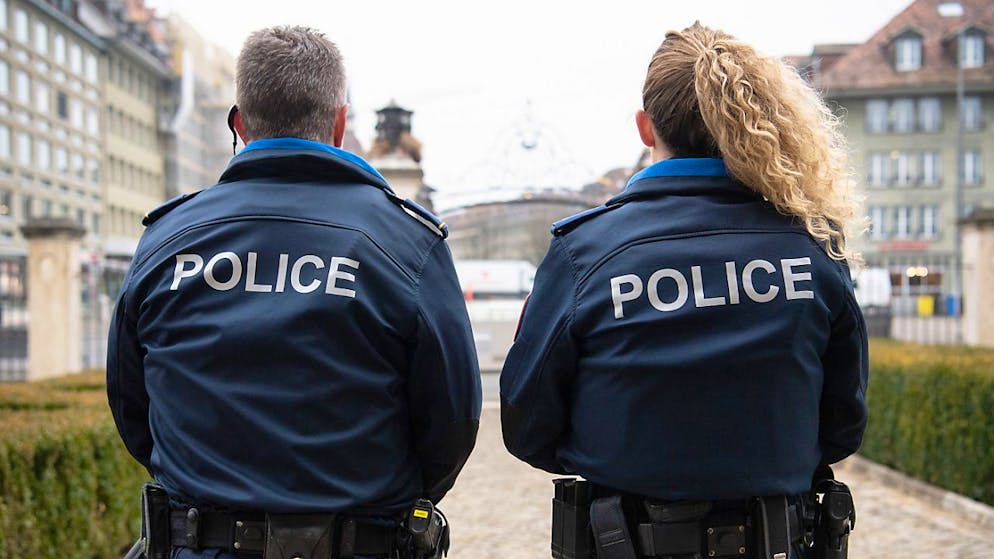 Mistake during arrest attempt. Man has to prove his innocence naked to Bern police officers