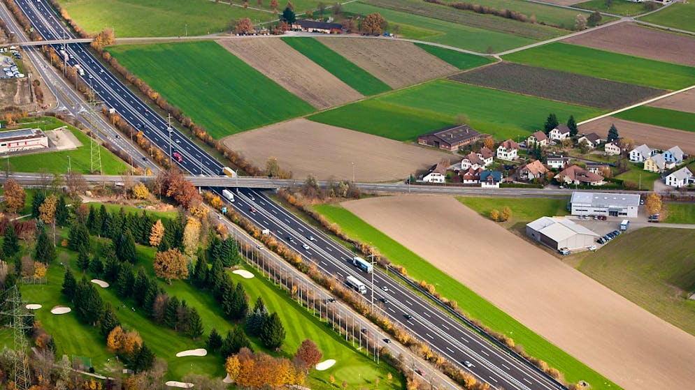Ein Autolenker ist auf der Autobahn A1 bei Kölliken AG dem Auto vor ihm viel zu nahe aufgefahren. Das Aargauer Obergericht verhängte eine saftige Geldstrafe und eine Busse von mehr als 100'000 Franken. (Archivbild)