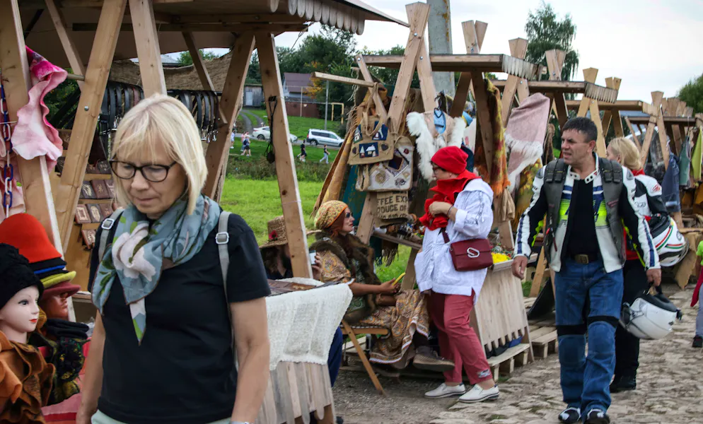 Suzdal est l'une des nombreuses villes russes à bénéficier d'un boom du tourisme intérieur. Depuis l'offensive généralisée du Kremlin sur l'Ukraine en février 2022, les Russes ne peuvent plus se rendre dans plus d'une demi-douzaine de pays européens à des fins touristiques.