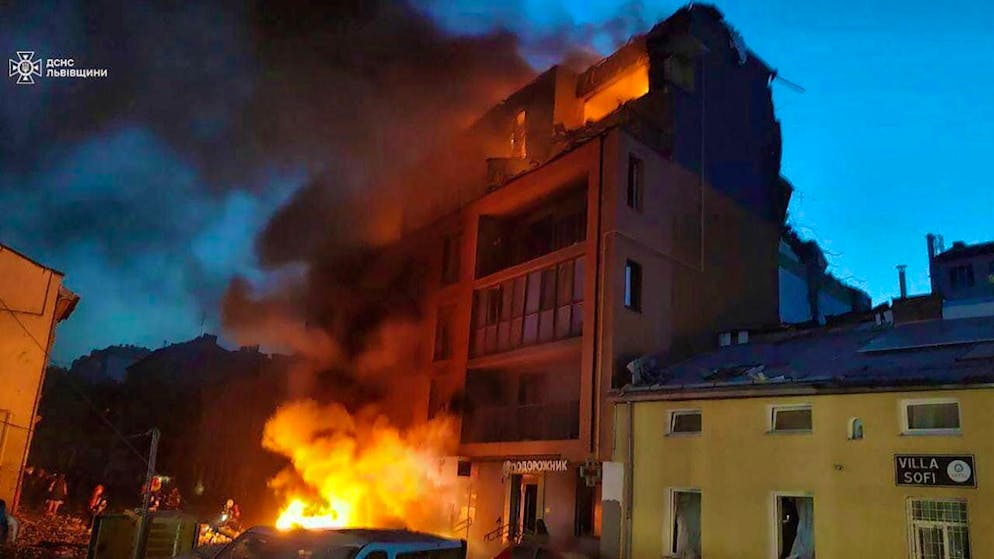 HANDOUT - A residential building burns after a Russian attack in Lviv. Photo: Uncredited/State Emergency Service of Ukraine/AP/dpa - ATTENTION: For editorial use only in connection with reporting and only with full attribution of the above credit