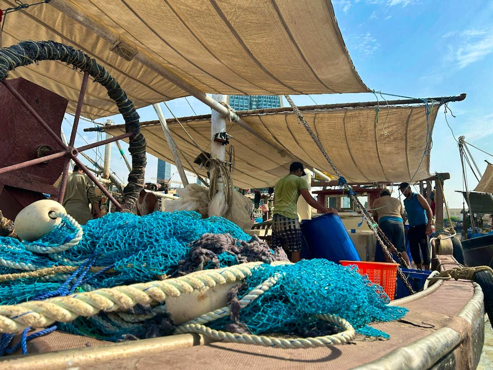 Caldo in Kuwait: quando la vita all'aperto scompare. I pescatori devono lavorare all'aperto anche con il caldo.