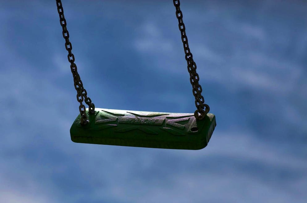 The girl fell from the swing. (symbolic picture)