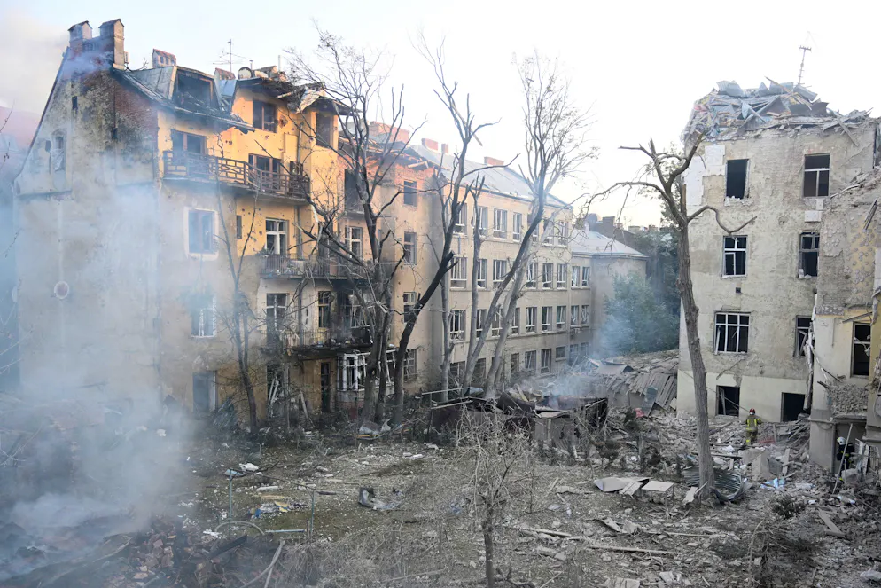 Cette photo prise le 4 septembre 2024 montre des bâtiments résidentiels endommagés à la suite d'une attaque de missiles à Lviv qui a tué sept personnes, dont trois enfants. 