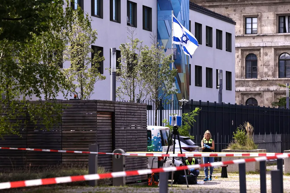 Vers 09h00 locales, le tireur a été aperçu avec une arme longue à la main à proximité du consulat général d'Israël par des policiers qui surveillaient ce site, ainsi que d'autres bâtiments tout proches, notamment un centre de documentation sur le nazisme.