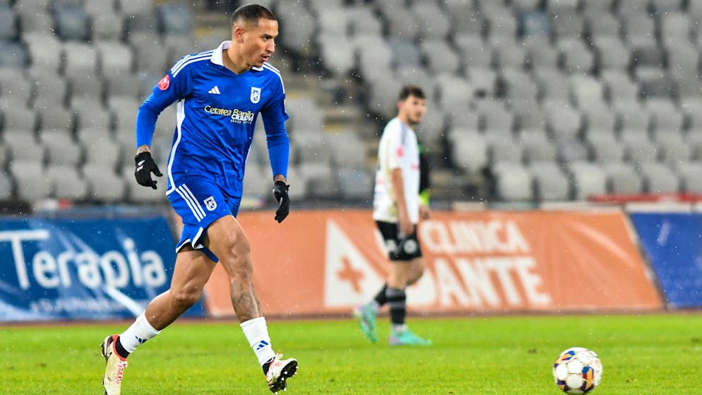 Léo Lacroix (playing here for Craiova) lost it to Saudi Arabia.