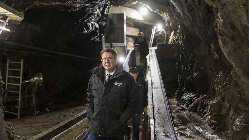 Albert Rösti en visite à la Grande Dixence en Valais - Gallery. Le conseiller fédéral Albert Rösti a visité jeudi les entrailles du barrage de la Grande Dixence en Valais.