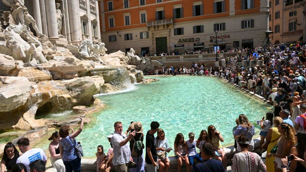 Troppi turisti. Roma, «Fontana di Trevi a numero chiuso, si pagherà per una foto». Ma non per tutti