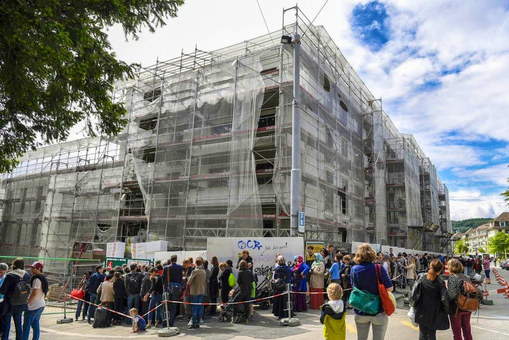 Gigantic queue: people looking for an apartment need a lot of patience when viewing a show apartment in the Kronenwiese housing estate in Zurich's Unterstrass district.