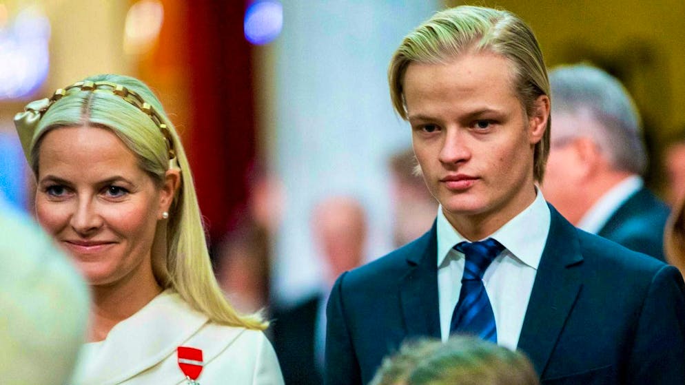 La principessa ereditaria Mette-Marit di Norvegia (a sinistra) e suo figlio Marius Borg Høiby (foto d'archivio).