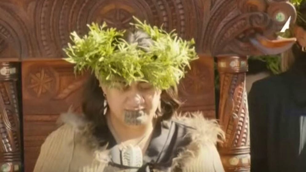 L'incoronazione non ha solo una valenza simbolica.