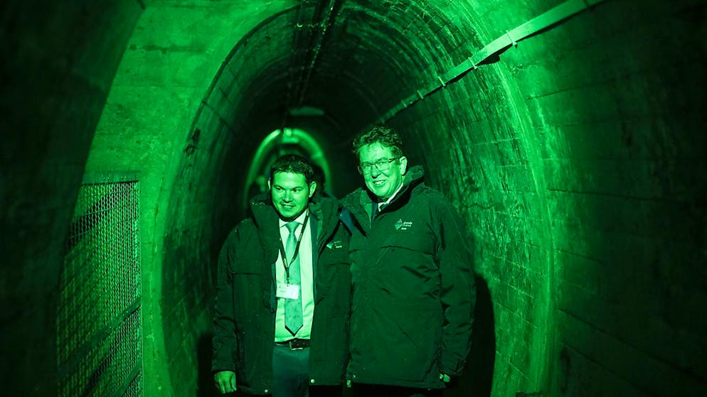 Albert Rösti en visite à la Grande Dixence en Valais - Gallery. Le conseiller fédéral Albert Rösti (UDC) (à droite) a été invité par la société Grande Dixence SA et la commune d’Hérémence présidée par Grégory Logean, issu des rangs du même parti.