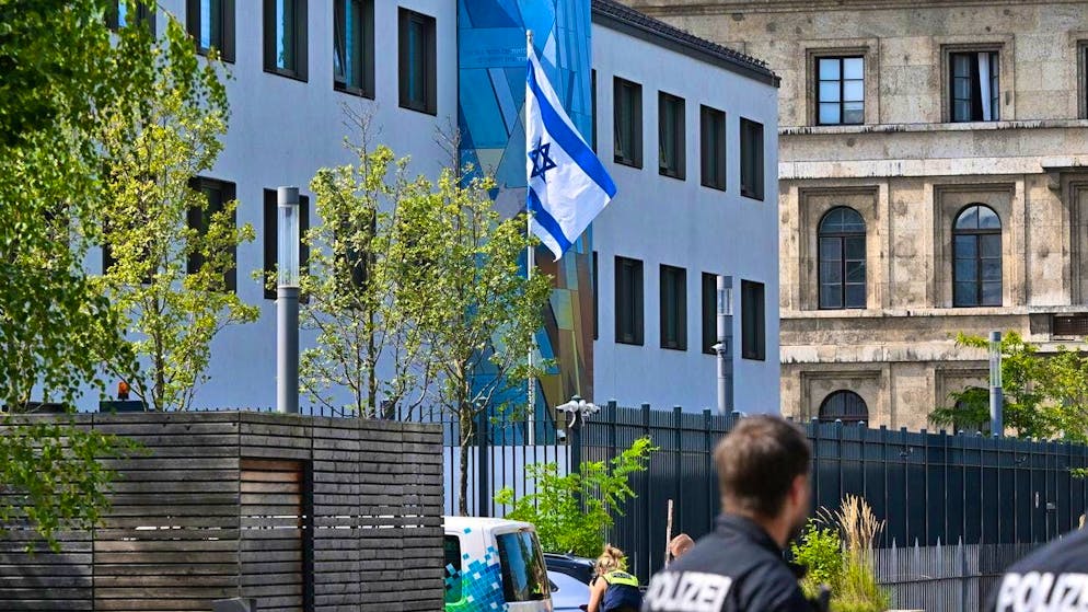 Police shot a man with a rifle near the Israeli Consulate General in Munich. This was an 18-year-old Austrian.