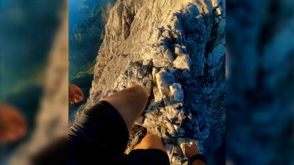 To the left and right of the Watzmann ridge, there is a steep drop of hundreds of meters.