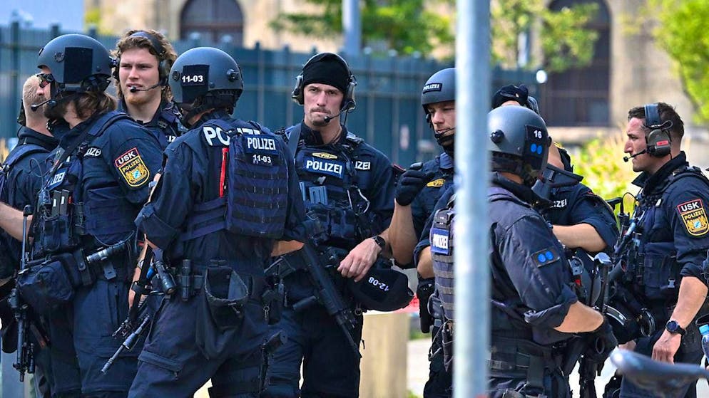 Police officers stand in front of the Israeli Consulate General in Munich. Photo: Peter Kneffel/dpa