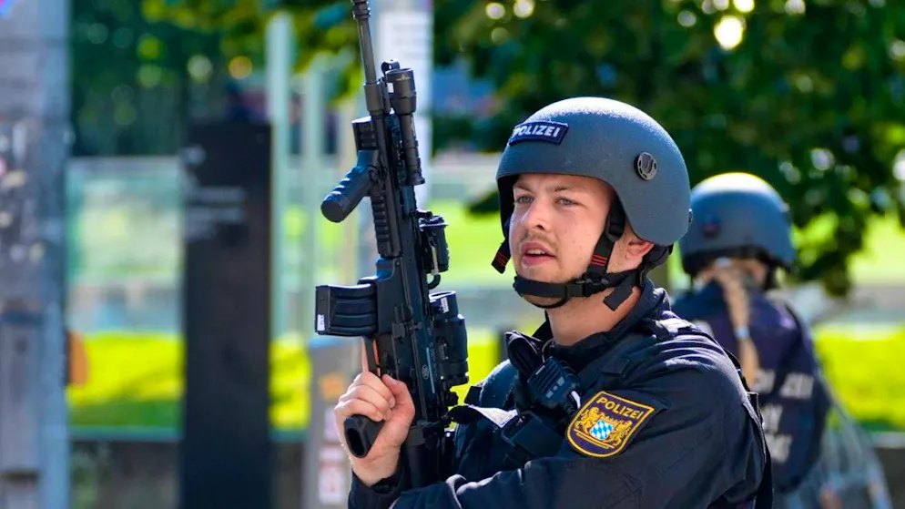 Police officers are on duty in Munich. Photo: Matthias Schrader/AP