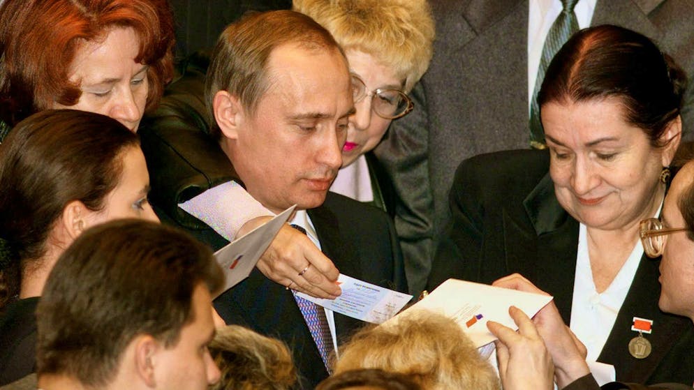 Vladimir Putin - i primi 35 anni. La figlia Maria nasce a Leningrado nel 1985 e Katerina a Dresda nel 1986. Il matrimonio dei genitori è - da anticipare - divorziato nel 2013. Nella foto: Putin firma autografi al Cremlino nel gennaio 2000.
