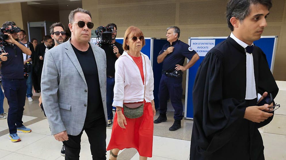 Orrore in Francia. Drogata dal marito e stuprata da 50 uomini in 10 anni: «Trattata come una bambola di pezza»