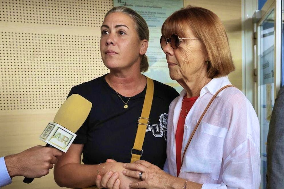 Caroline Darian, 45 anni, con la madre Gisèle Pelicot, 71 anni.