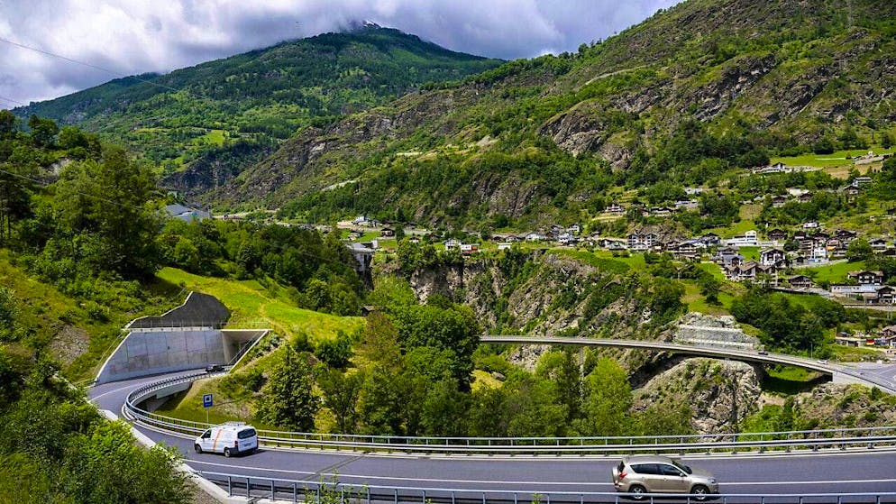 Around 2000 tourists are currently stranded in the Saas Valley. (archive picture)