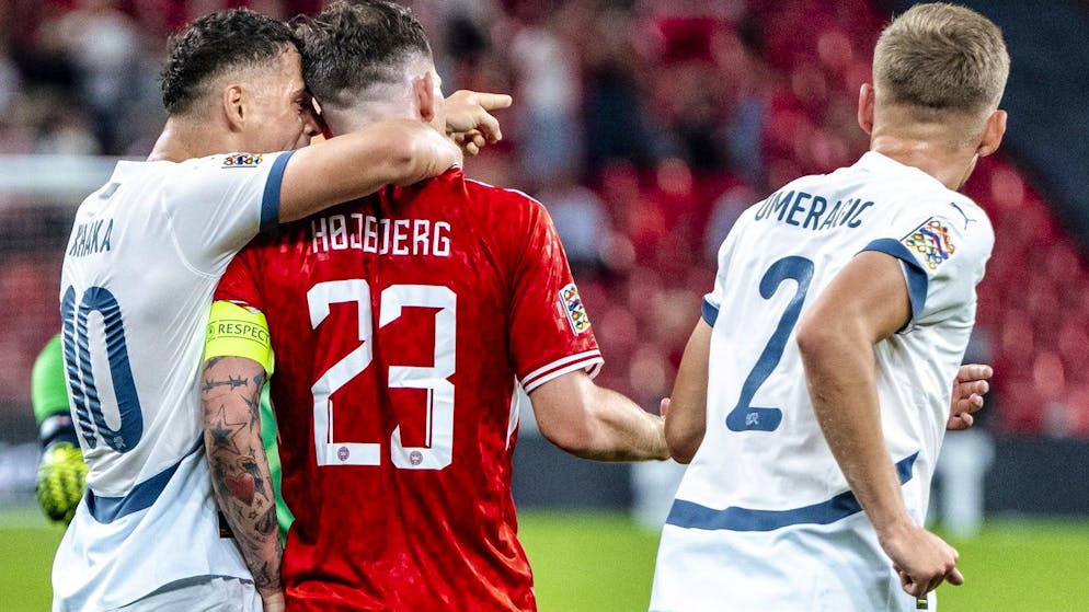 Granit Xhaka  (sinistra) abbraccia con troppa animosità Pierre-Emile Hoejbjerg, capitano della Danimarca.