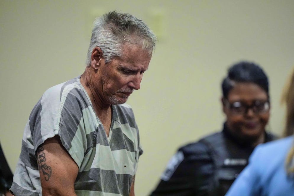 Colin Gray, 54 anni, padre di Colt Gray, 14 anni, della Apalachee High School, entra nel tribunale della Contea di Barrow per la sua prima apparizione, venerdì 6 settembre 2024.