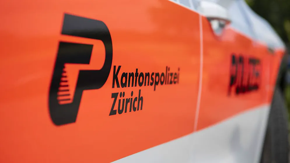 Les premiers indices trouvés dans l'appartement laissent conclure que l'homme de 87 ans a tué sa compagne de 82 ans. Il a donc aussitôt été arrêté (photo symbolique).