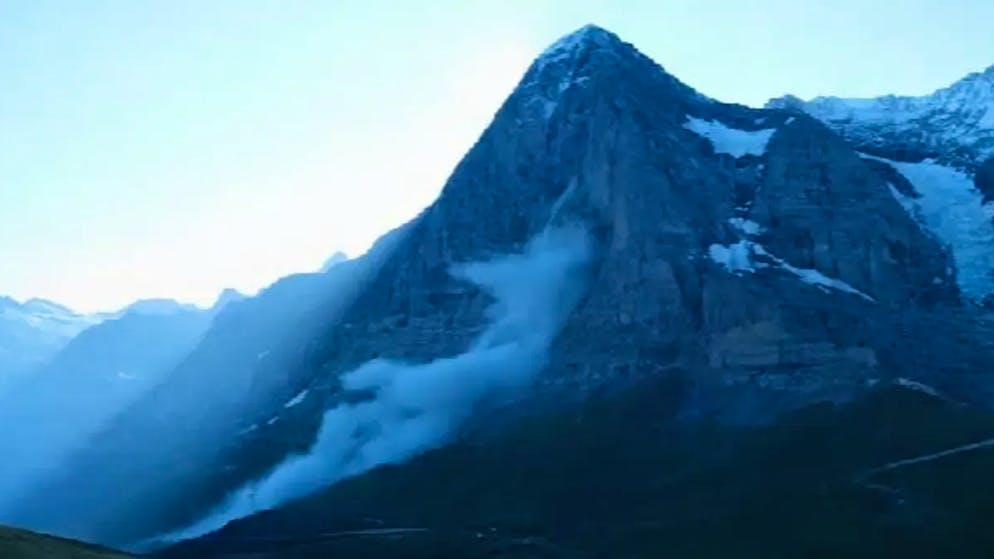 Staubwolke weitherum zu sehen. Grosser Felssturz an der Eiger-Nordwand