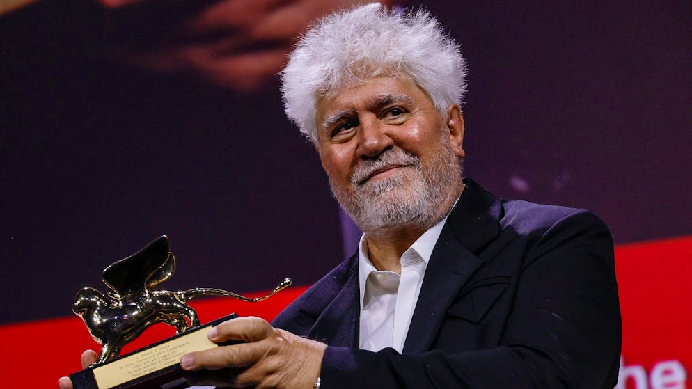 «The Room Next Door» von Pedro Almodóvar gewinnt in Venedig - Gallery. Almodóvar widmete die Auszeichnung seiner Familie und seinen beiden Hauptdarstellerinnen Swinton und Moore.