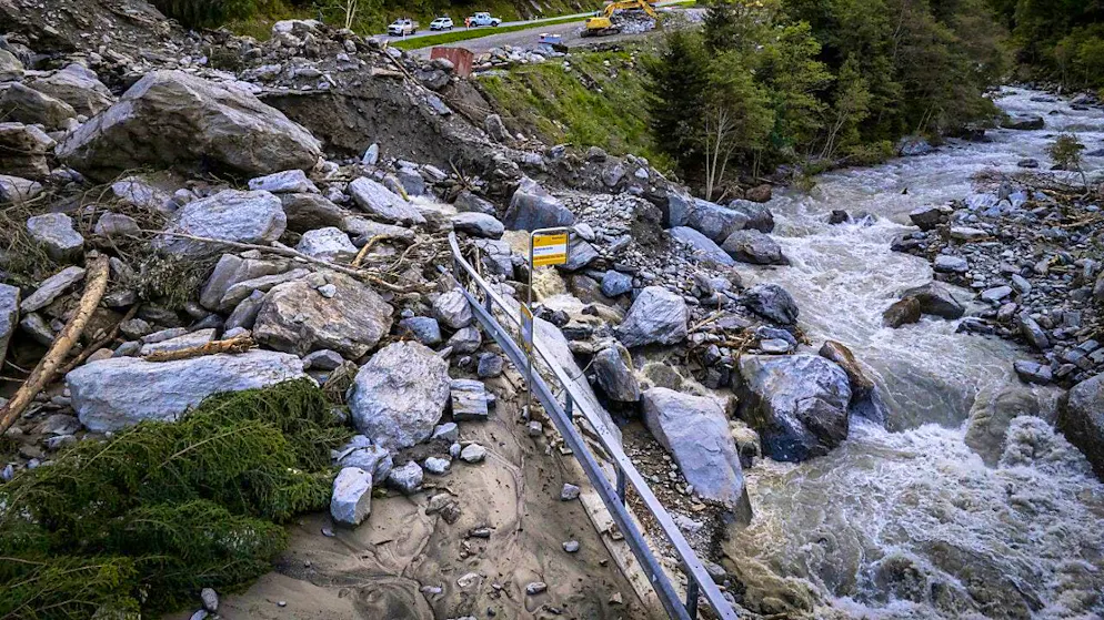The road into the Saas Valley is interrupted because, among other things, the ground bridge in Eisten has been damaged by the storms.
