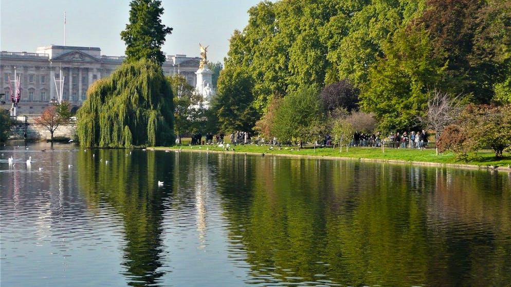 Auprès des statues de ses parents. Le futur mémorial dédié à Elizabeth II sera érigé près du palais de Buckingham
