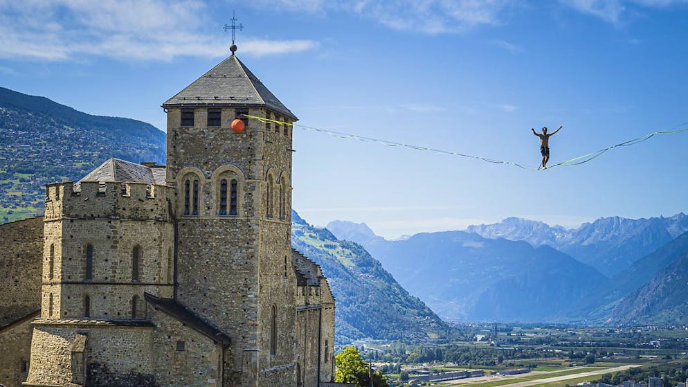 Uno dei funamboli si staglia nel cielo sopra Sion.