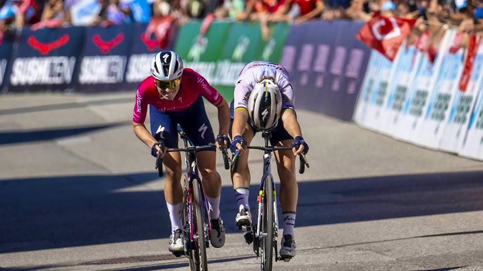 Demi Vollering (left) retains the upper hand in the uphill sprint against Lotte Kopecky by a wafer-thin margin