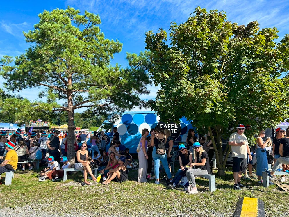 Energy Air 2024 Bernexpo. Energy Air 2024: The first festival visitors have arrived at the Bernexpo grounds. The weather is perfect, especially with the right cap.