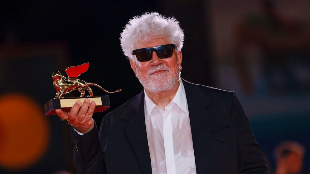 «The Room Next Door» von Pedro Almodóvar gewinnt in Venedig - Gallery. «The Room Next Door» ist Pedro Almodóvars erster englischsprachiger Spielfilm.