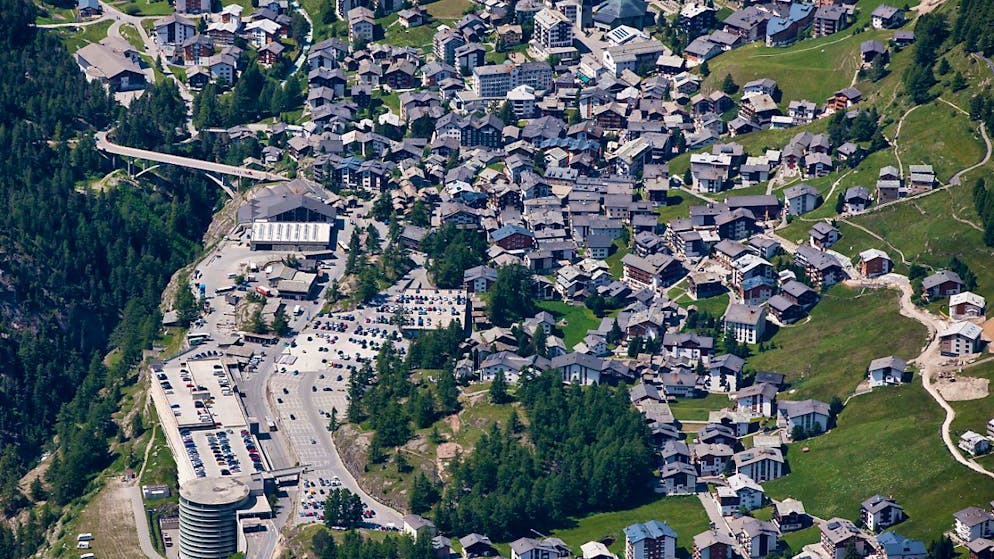 Veduta aerea di Saas-Fee con il suo enorme parcheggio all'entrata del villaggio (in basso a sinistra nell'immagine d'archivio)