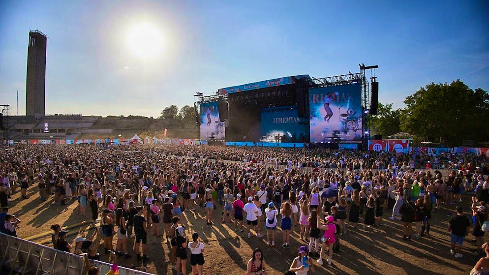 Thousands of people party to the music of Jeremias at the Lollapalooza Festival Berlin. The US festival was founded in 1991 by Perry Farrell, singer of the band Jane's Addiction, and celebrated its European premiere at Tempelhofer Feld in Berlin in 2015. Since 2018, it has been held on the Olympic site. Photo: Joerg Carstensen/dpa