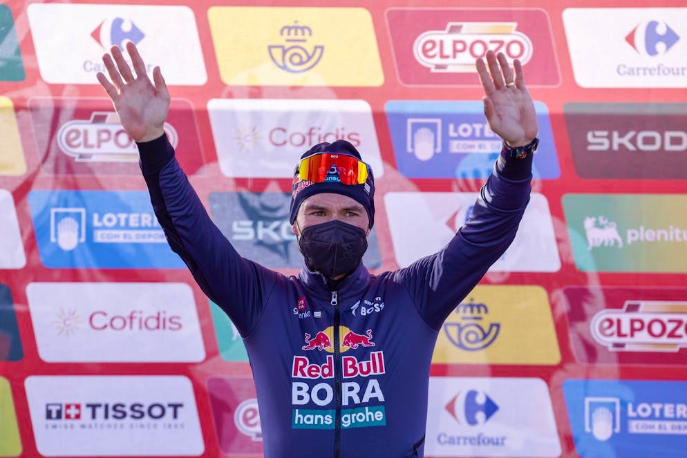 Primoz Roglic portant un masque.